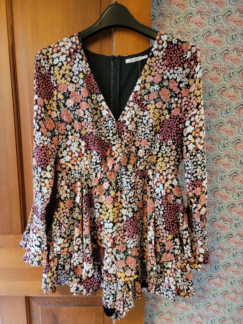 NWT Francesca’s (Mi Ami) Floral Ruffle Romper Bell Sleeves Large